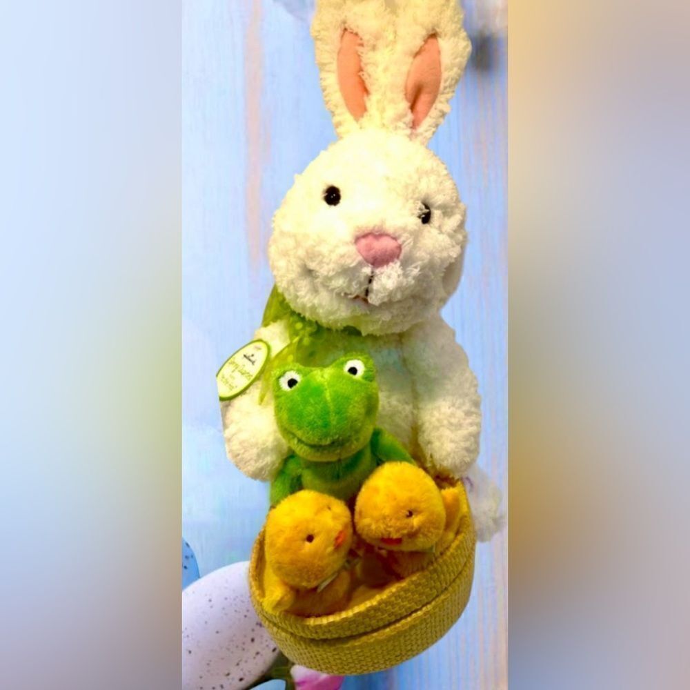 Hallmark Easter
Bunny Chicks And A Frog Singing “At The Hop” NWT